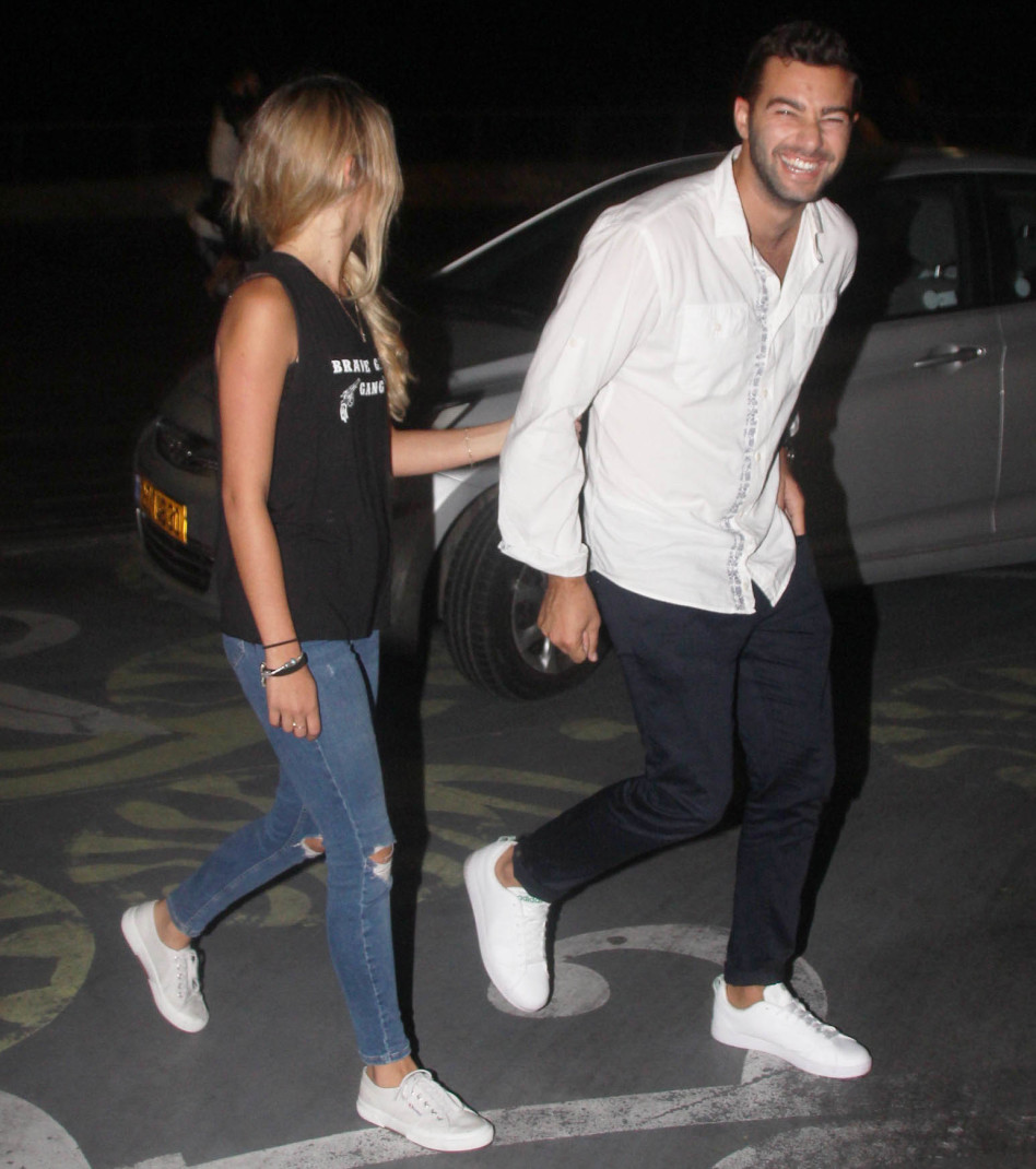 מישהו שמח שתפסו אותו! שון כהן עם החברה החדשה (צילום: ניר פקין)