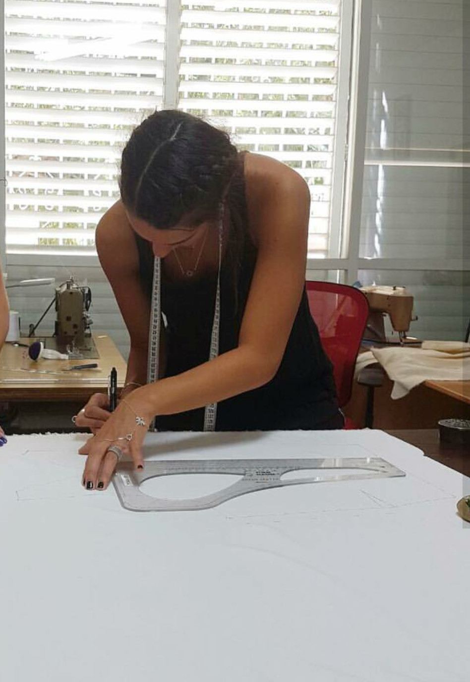 מקצוענית. אדל בספלוב תופרת