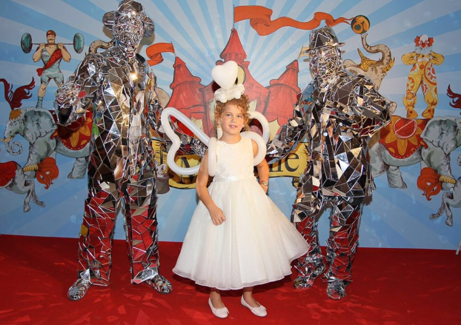 נסיכת הבלונים מישל, מקבלת את האורחים עם הליווי הצמוד שלה!