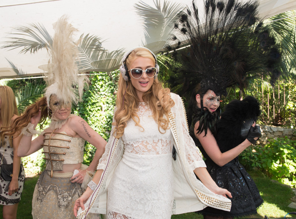 מרימה עם החברות על עמדת הדי ג'יי