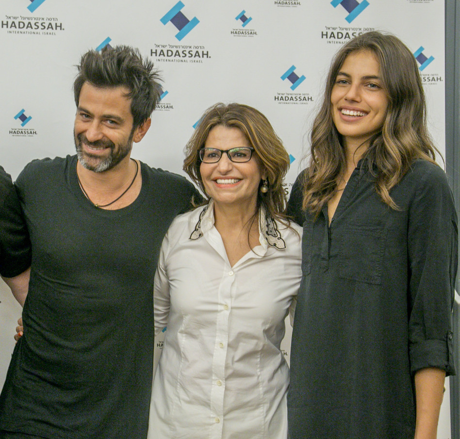 מחבקים. לוי ומלכה עם איציק