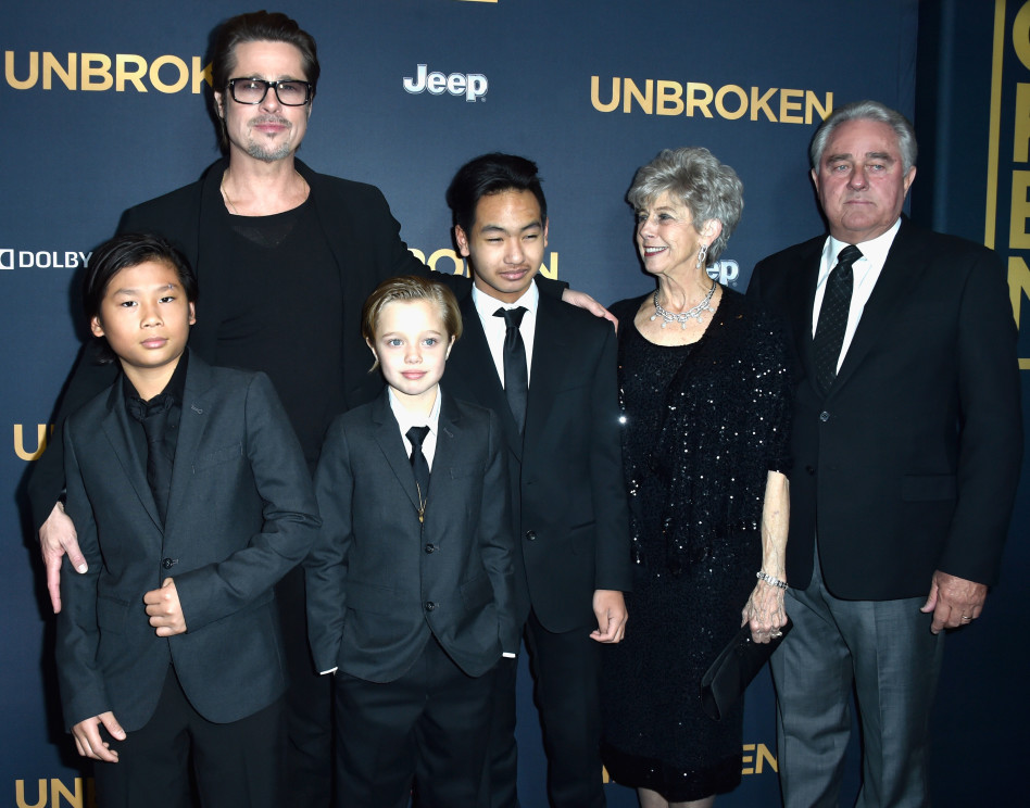 פיט עם הוריו והילדים פאקס, מדוקס ושיילו (גטי)