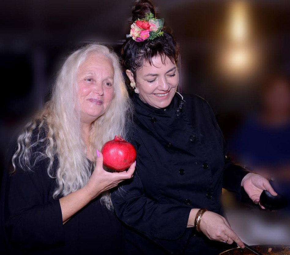 מבלות. מירי אלוני עם הילה אלפרט (צילום: איציק סימנטוב)