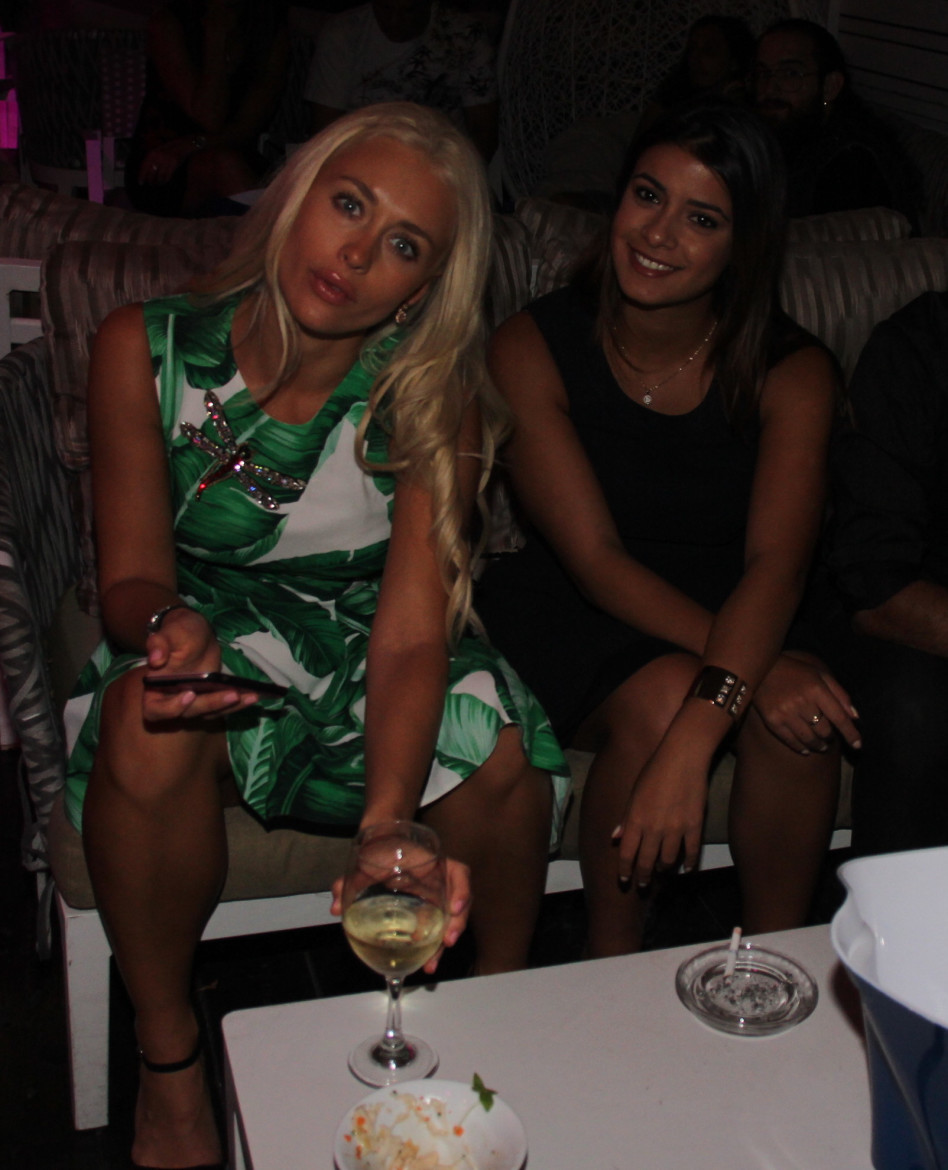 לי לוי מתנחמת בכוס יין