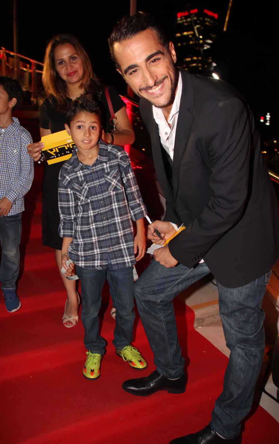 אלכס עמר מחלק אהבה למעריץ הכי מגניב שלו!