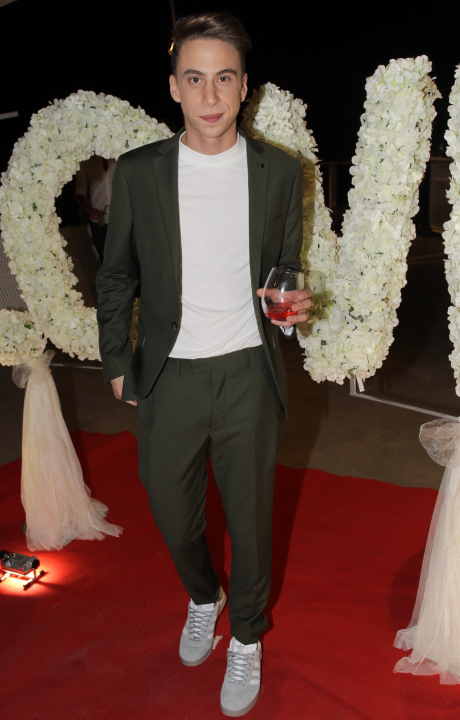 טום באום מדלג בין אירועים