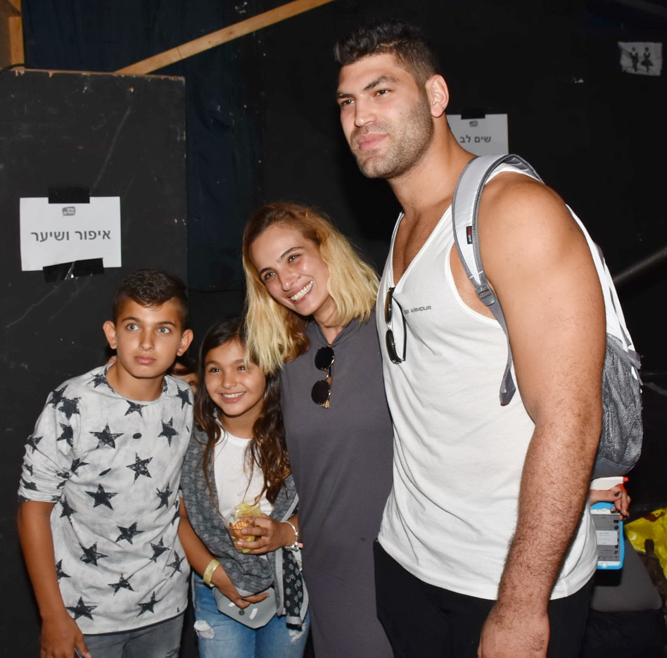 תמונה עם גוד'וקאאאא. אילנית לוי והילדים עם אורי ששון