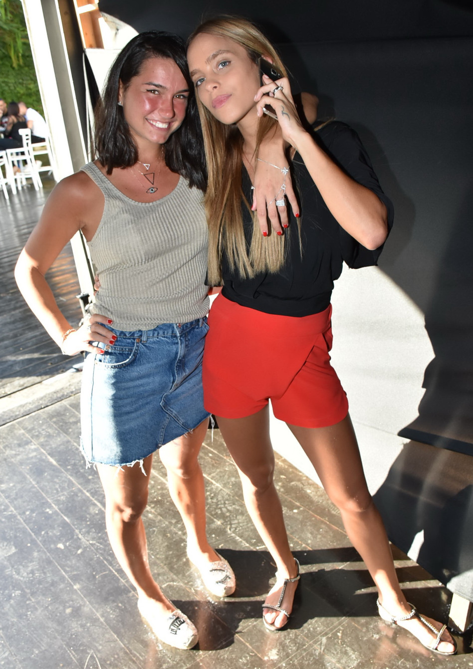 היי גירלז. קים אקאפי ואדל בספלוב