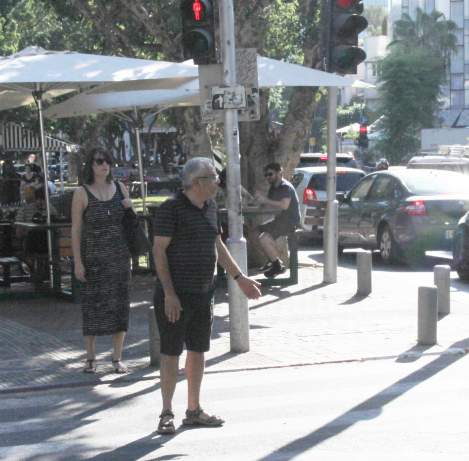 מתמודד עם הצעקות בגבורה. לוי