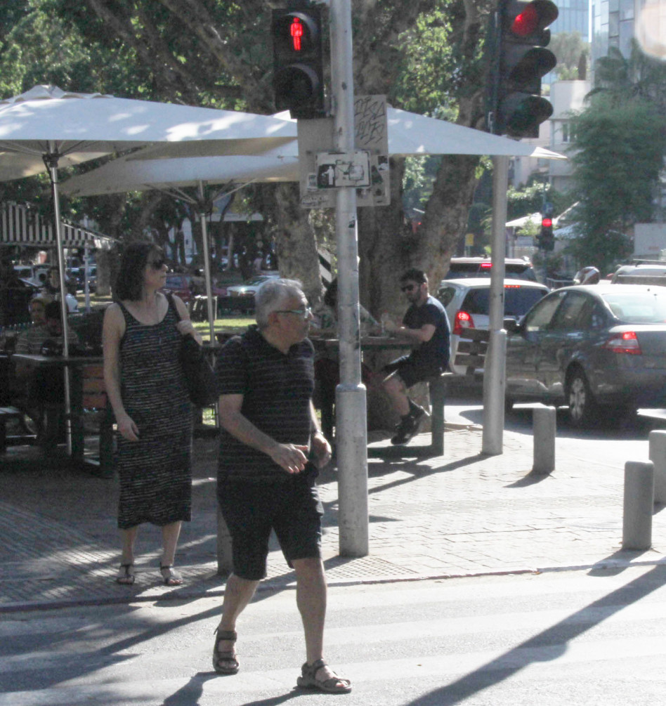 מתחיל לחצות...