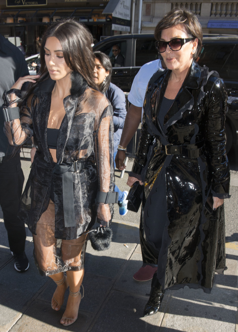 נכלאה בחדר האמבטיה. קים קרדישאן עם אמה בפריז (Splashnews)