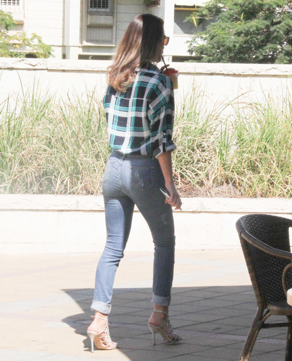 נכנסת לאולם. שיר אלמליח בבית המשפט