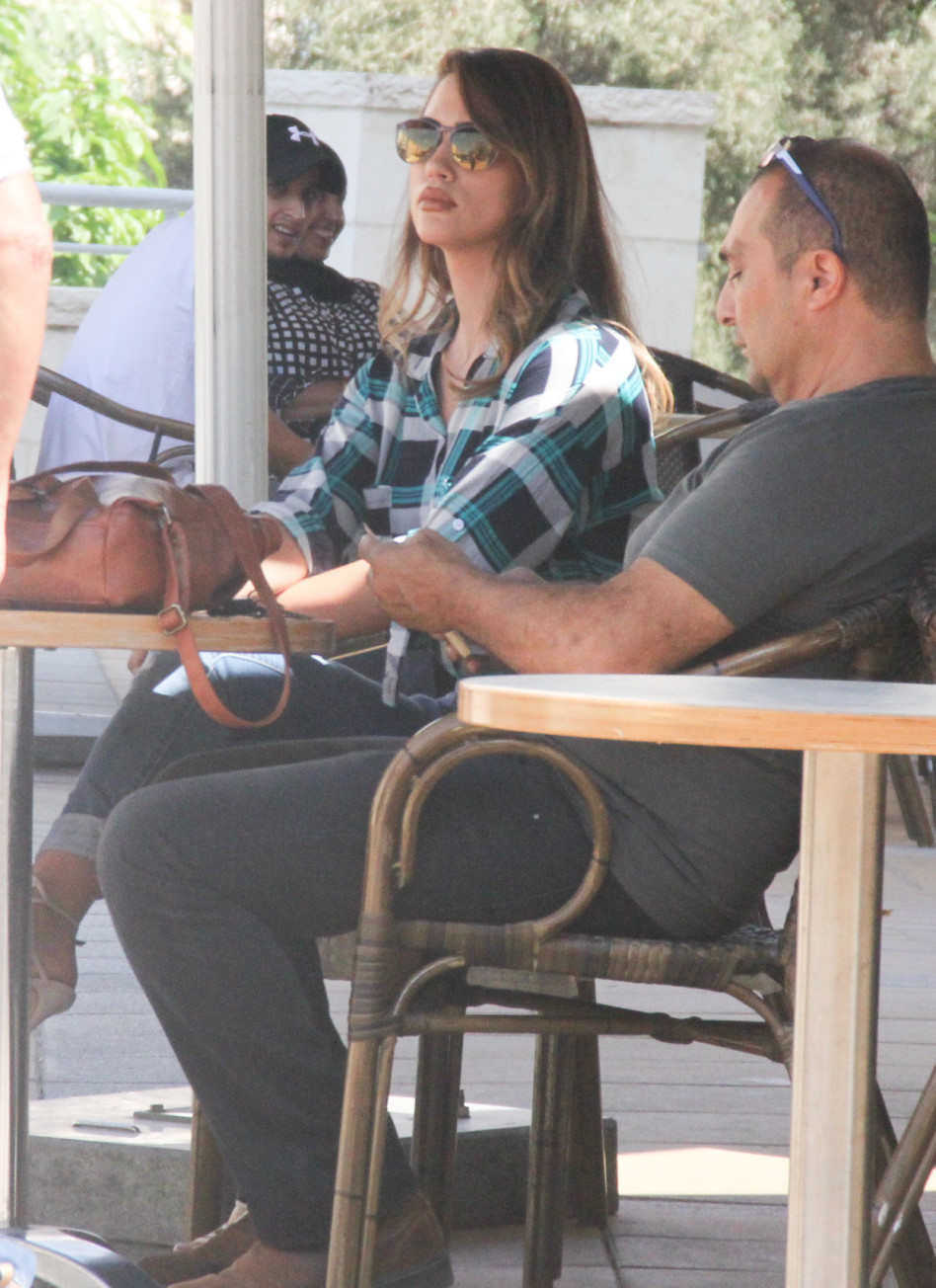 שיר אלמליח ממתינה לדיון בבית המשפט (צילום: ניר פקין)