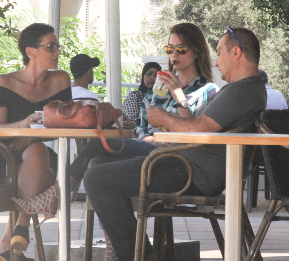 מתנחמת במיץ. אלמליח