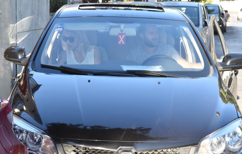 הגענו, אפשר לחנות? אביאל כהן ומיטל דה רזון (צילום: צ'ינו)