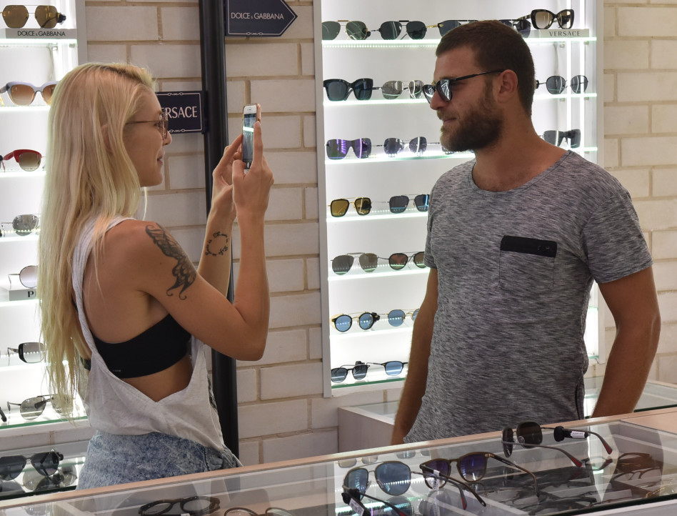 "יפיופי, חייבת עוד תמונה שלך לאוסף". מיטל דה רזון ואביאל כהן