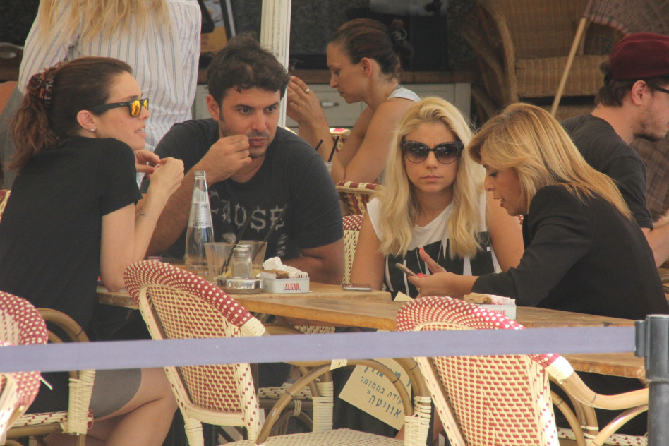 מדסקסות על הפרפורמנס שלה? שירי מימון עם בעלה והחברות (צילום: ניר פקין)