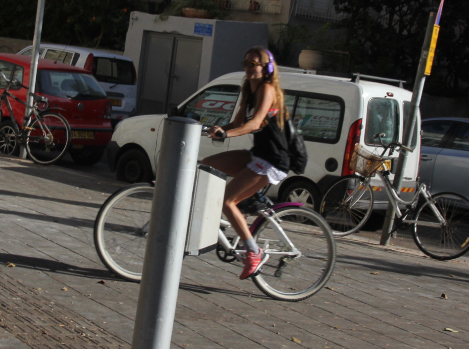 עוד לא שמה לב. דנה פרידר על האופניים (צילום: ניר פקין)