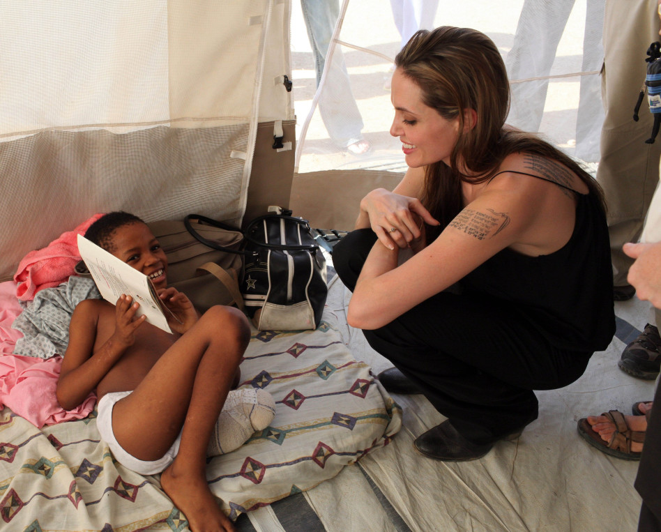 הלם? ג'ולי באחד מסיוריה באפריקה (גטי)