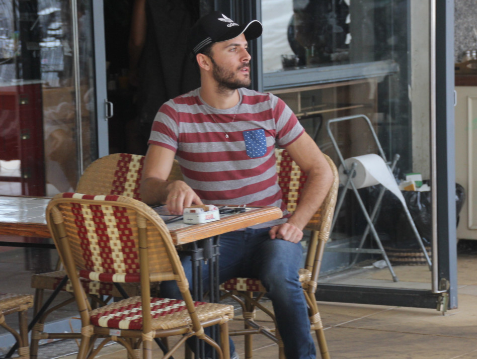 ואז... הוא מזהה מישהו!