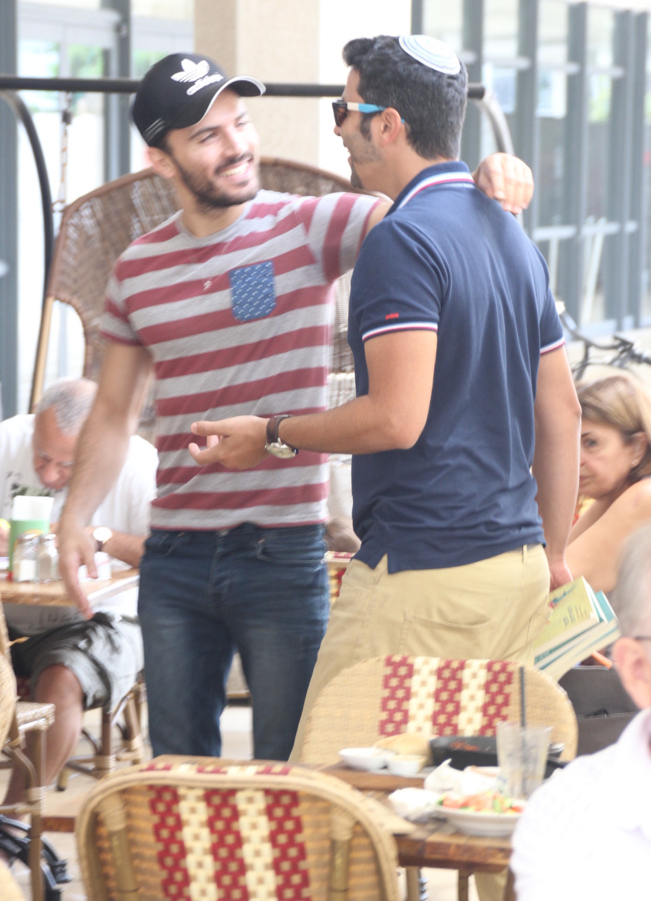 תראו, הוא שמח לפגוש גם את החבר שומר המצוות!