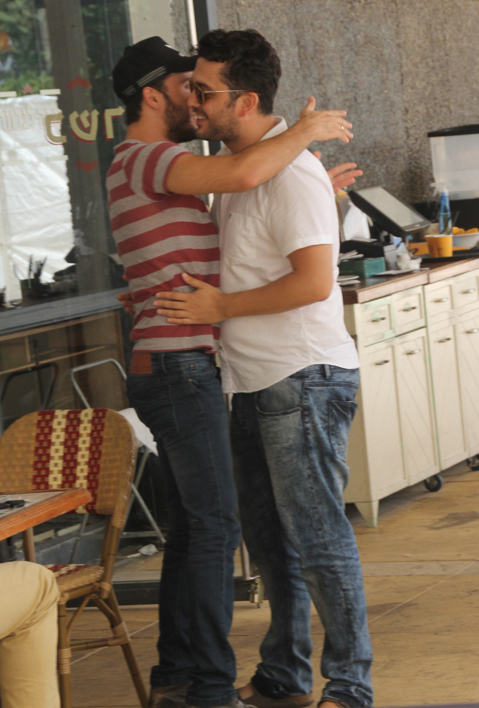 "בוא, בוא אליי!". אטיאס ומאור זגורי קרובים