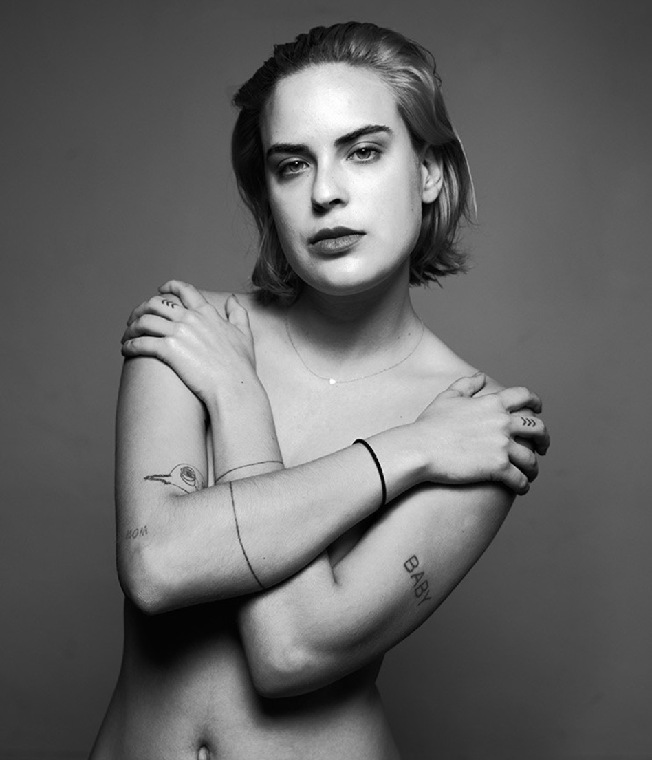 בעירום מלא. טלולה וויליס (צילום מסך)