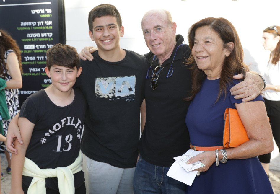 יפית גרינברג ובני ארד עם הנכדים (צילום: רפי דלויה)