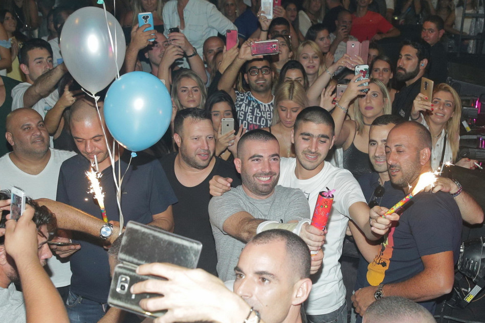 ברצינות, קונפטי עם יד שבורה?