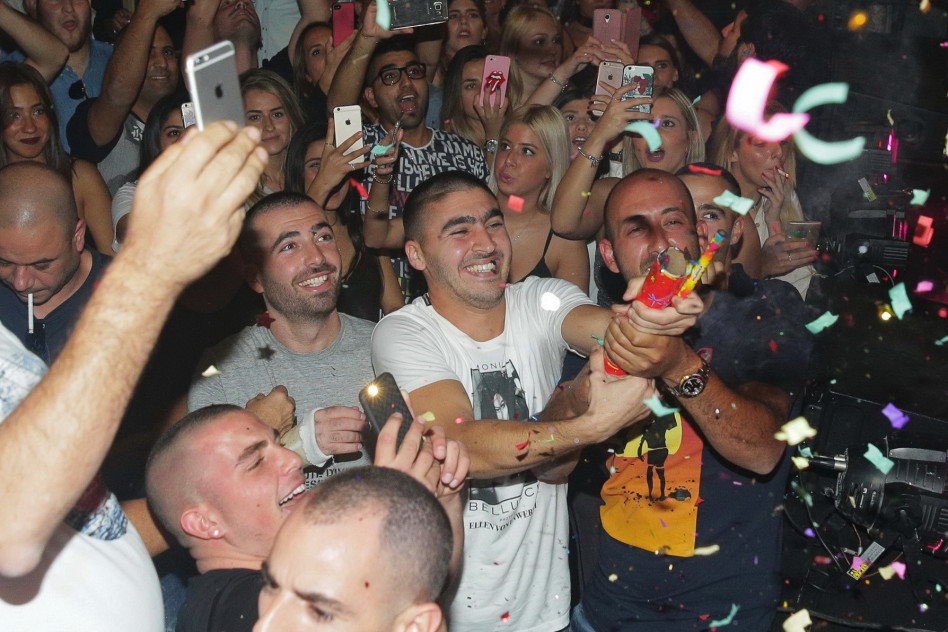 תרימוווו! אדם חוגג בהופעה