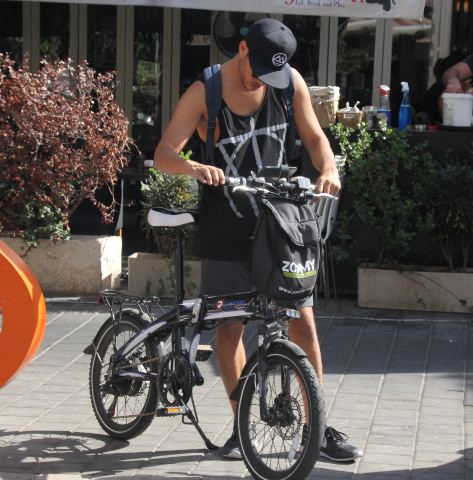 אז איך זה עובד, האופניים האלה? אסי עזר (צילום: ניר פקין)