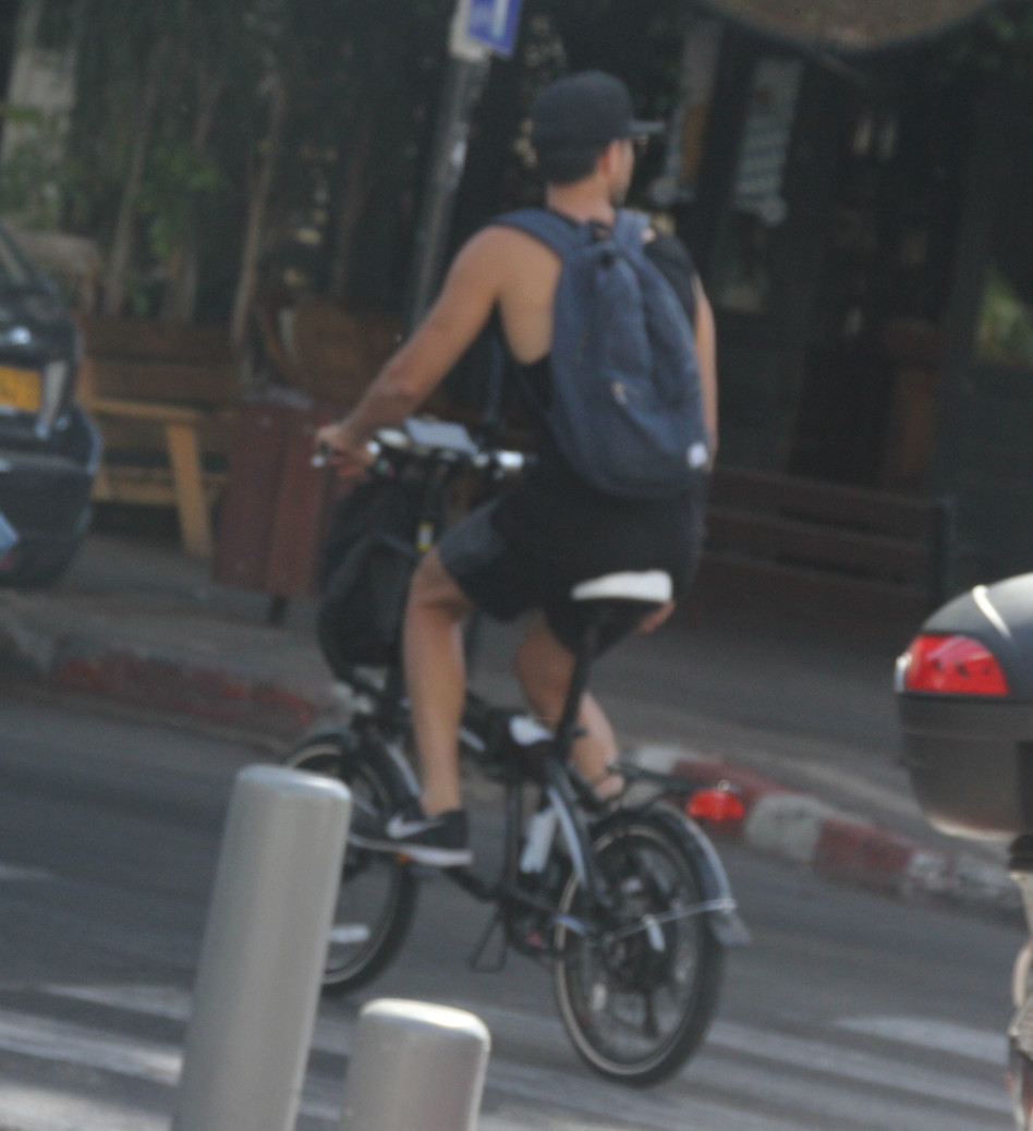 ביוש! אסי עזר בתל אביב