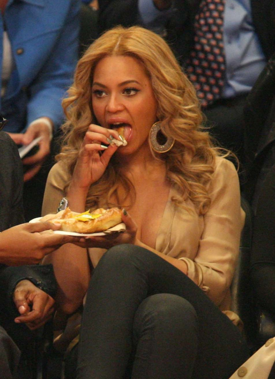 חולה על נשנושים. ביונסה (צילום: splashnews(