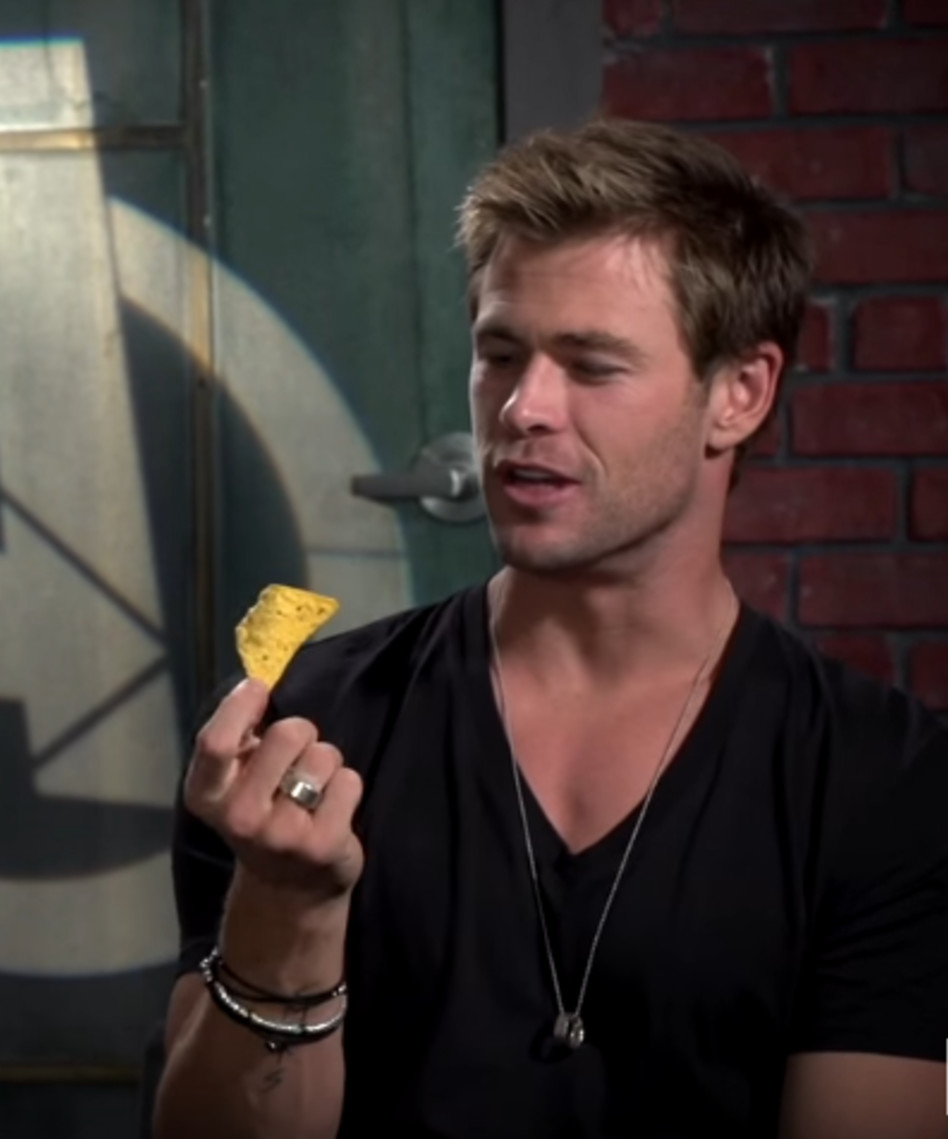 טעים לו. כריס האמסוורת' (צילום: צילום מסך יו טיוב)