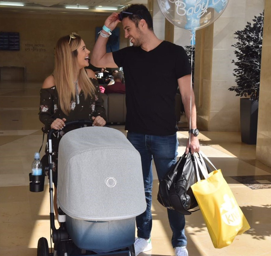 יאללה, עושים את זה בלי פילטר? מור סילבר עם בעלה והבייבי (צילום: צ'ינו)