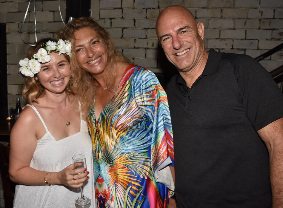 רון צוקרמן ומיכאלה ברקו עם נטע צוובנר