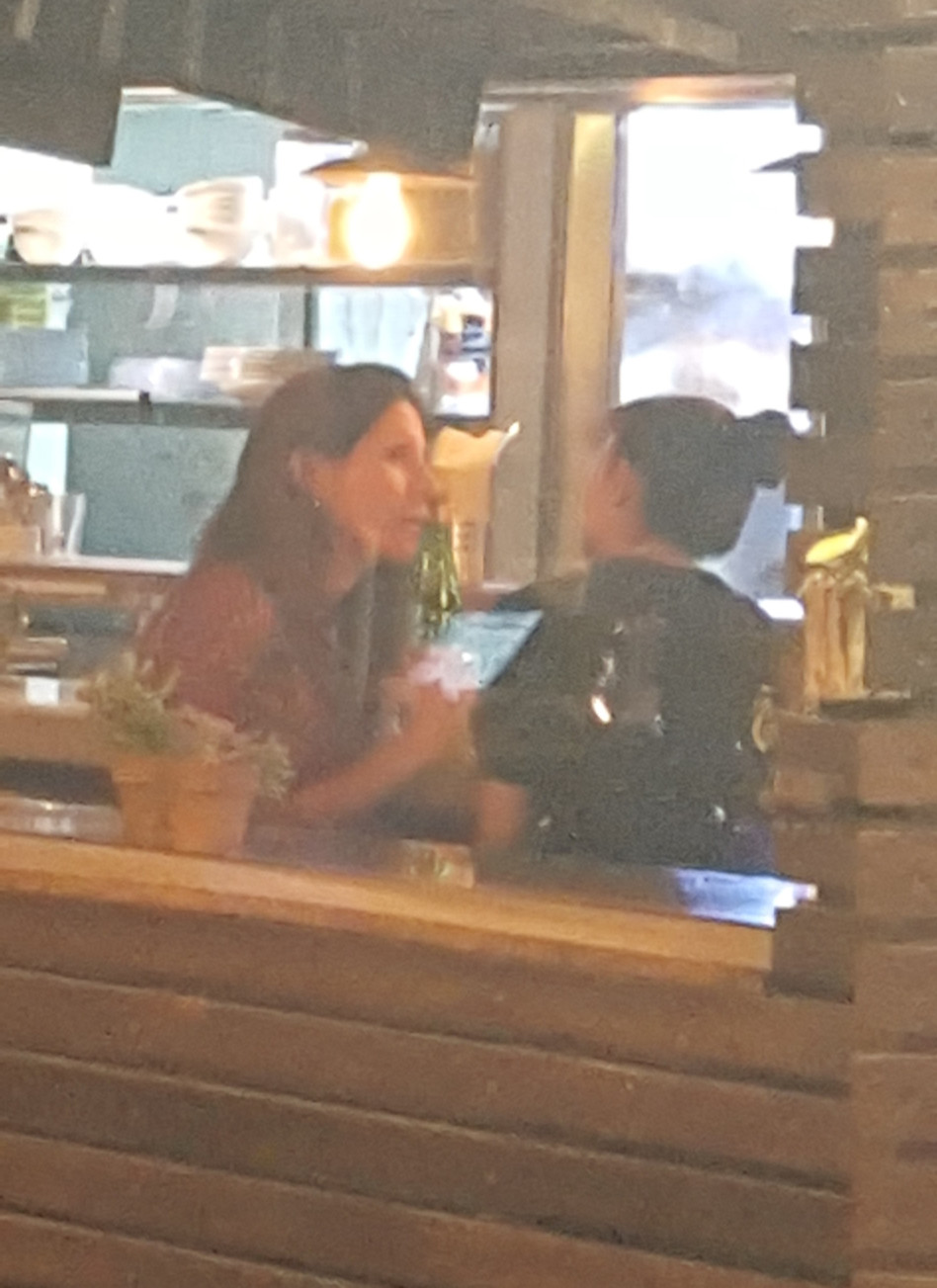 על מה אתן משוחחות?