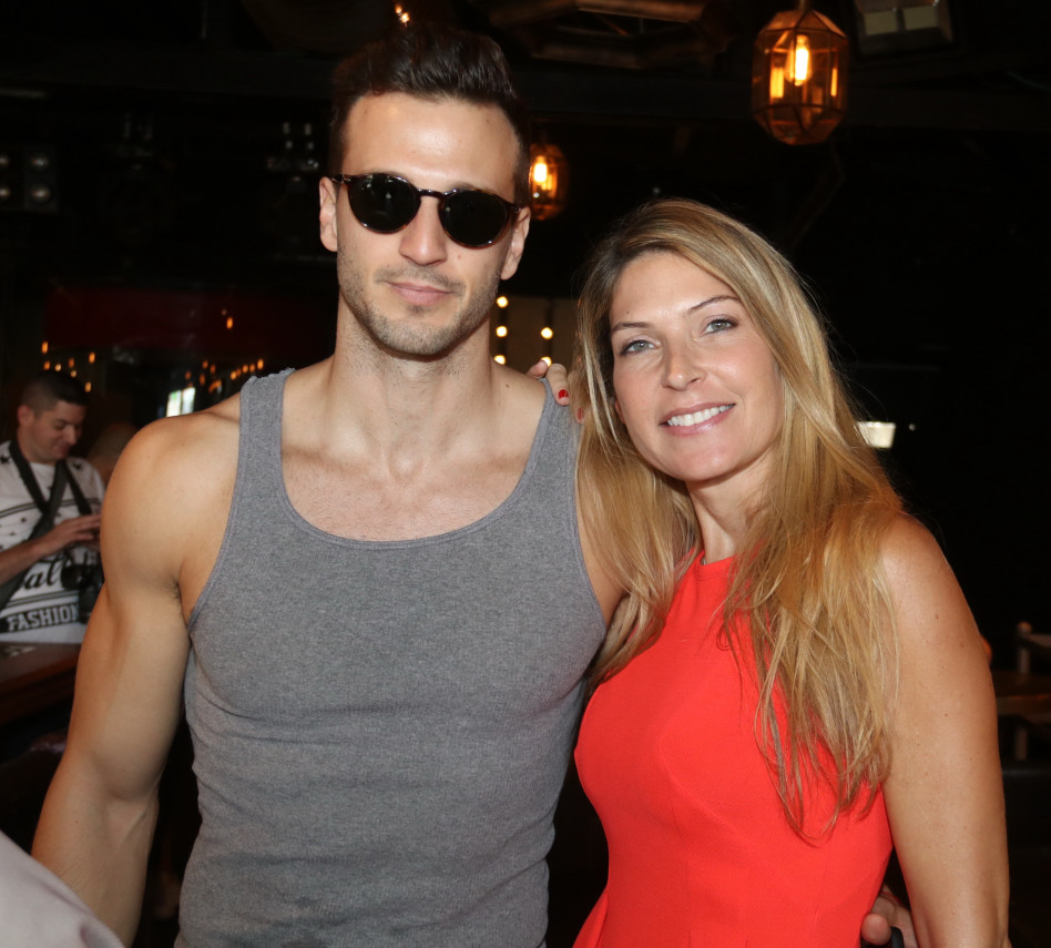 תראו כמה דפנה שחר שמחה!