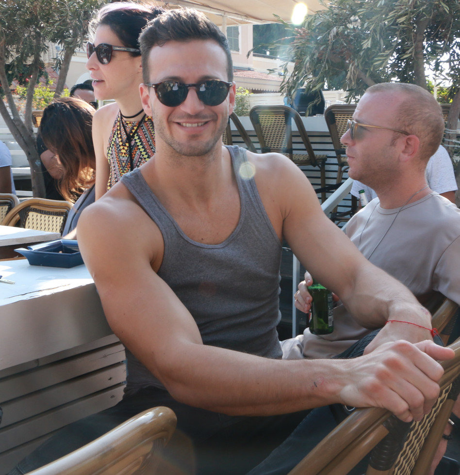 מייקל לואיס מבלה