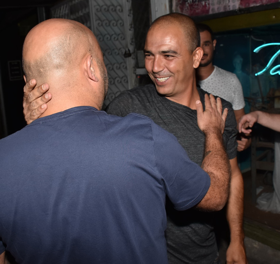 חיבוקים ונשיקות. חיים רביבו עם אסף אטדגי