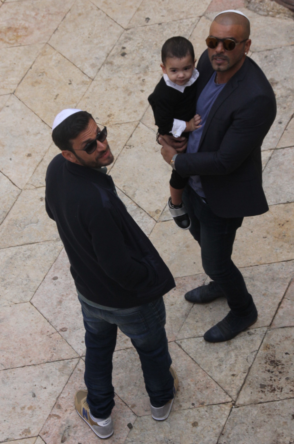 אידיליה. אייל גולן מחזיק את יאן עם אלירז שדה