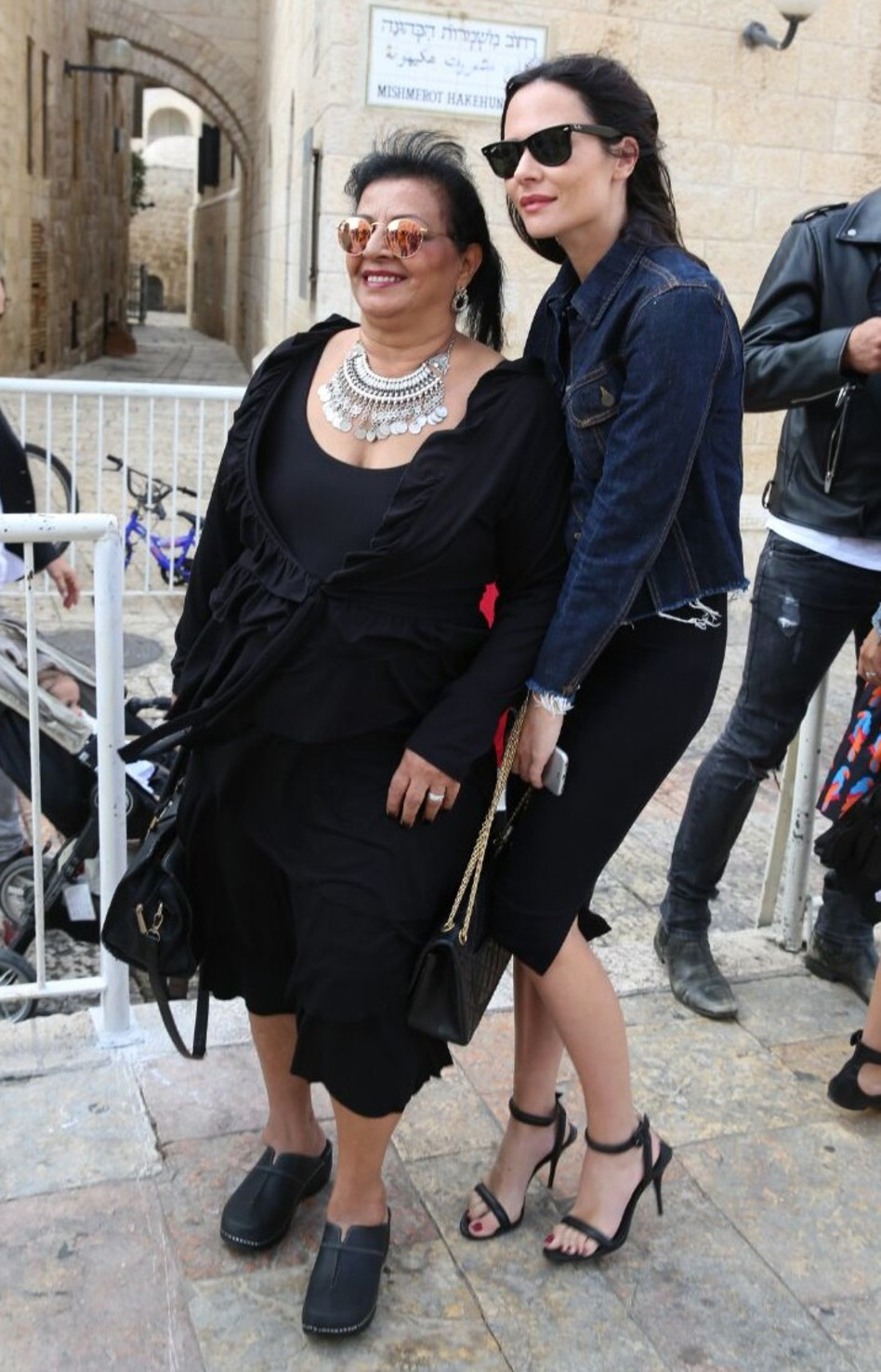 גם סבתוש מתרגשת. אמו של אייל גולן רונית עם מרינה קבישר
