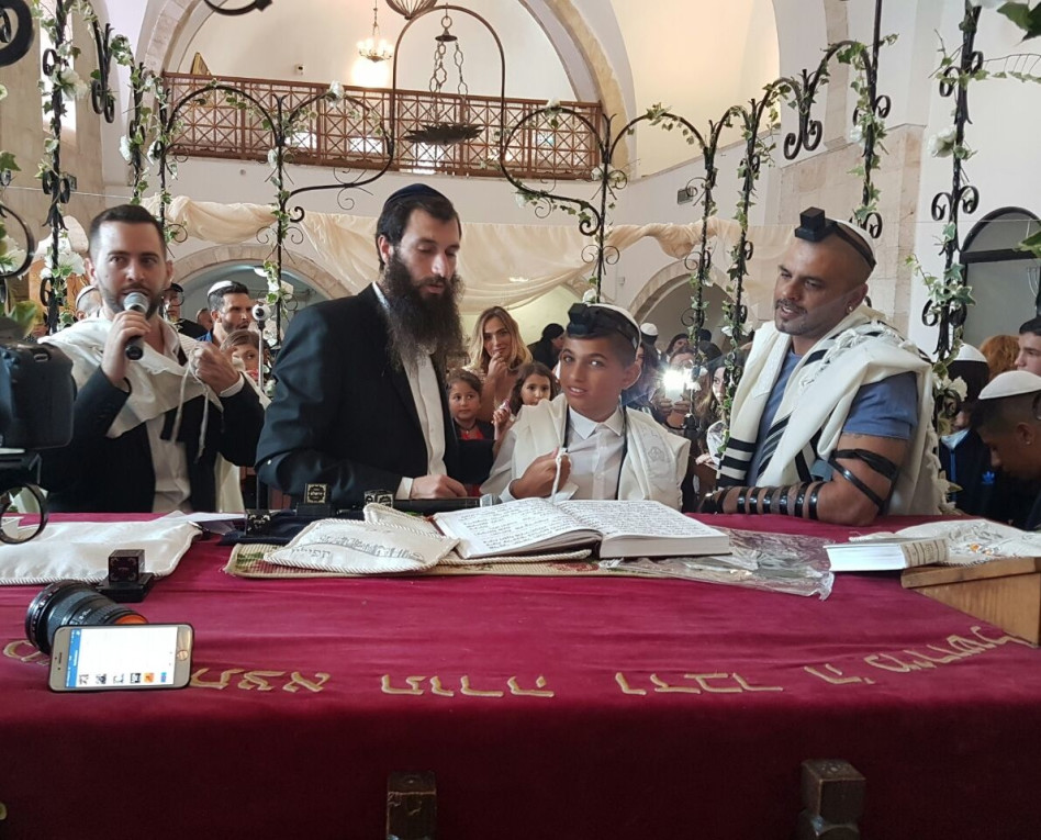 מפטיר. ליאם ואייל גולן בבית הכנסת