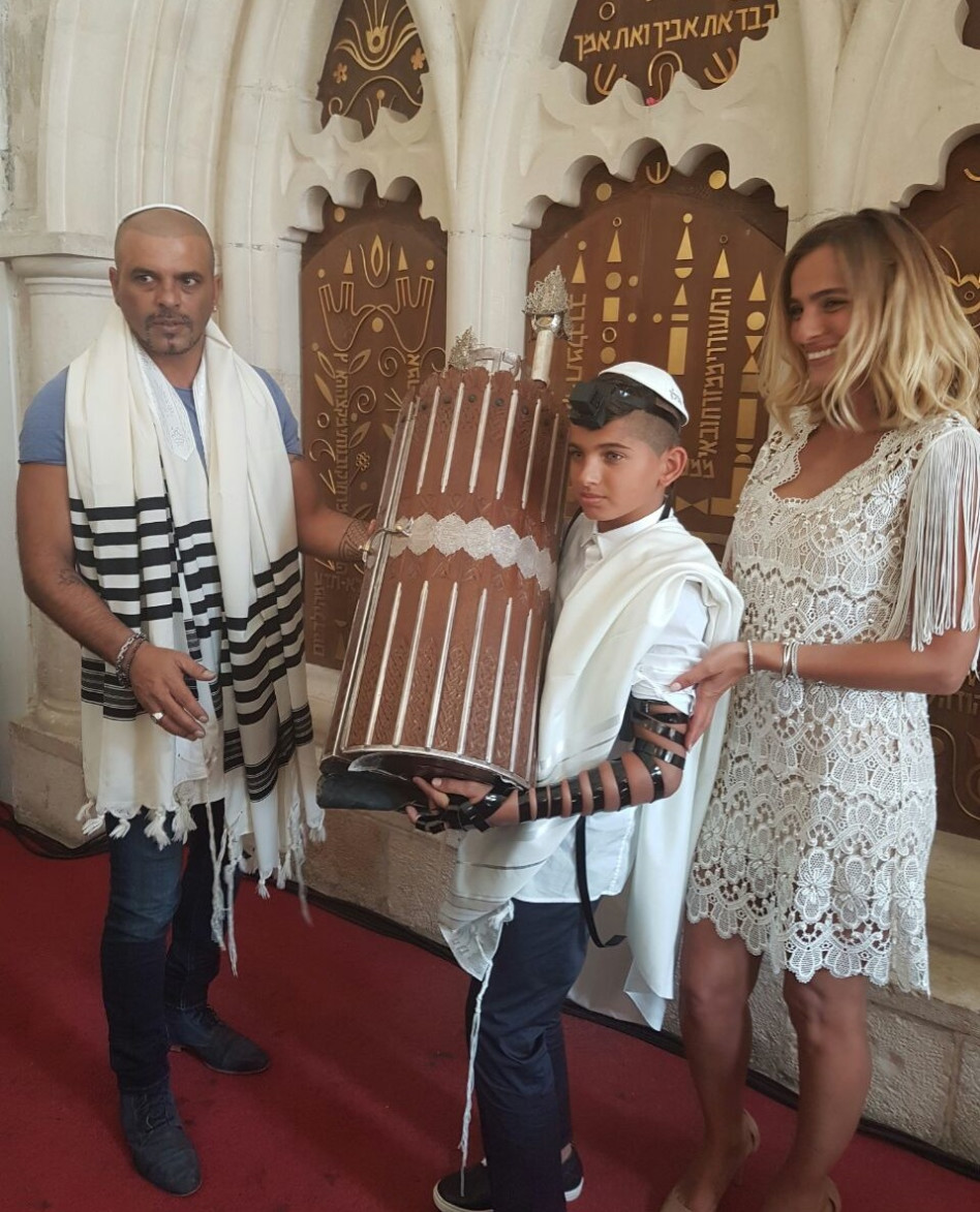 רגע של נחת גלאט כושר. ליאם גולן עם ספר התורה 