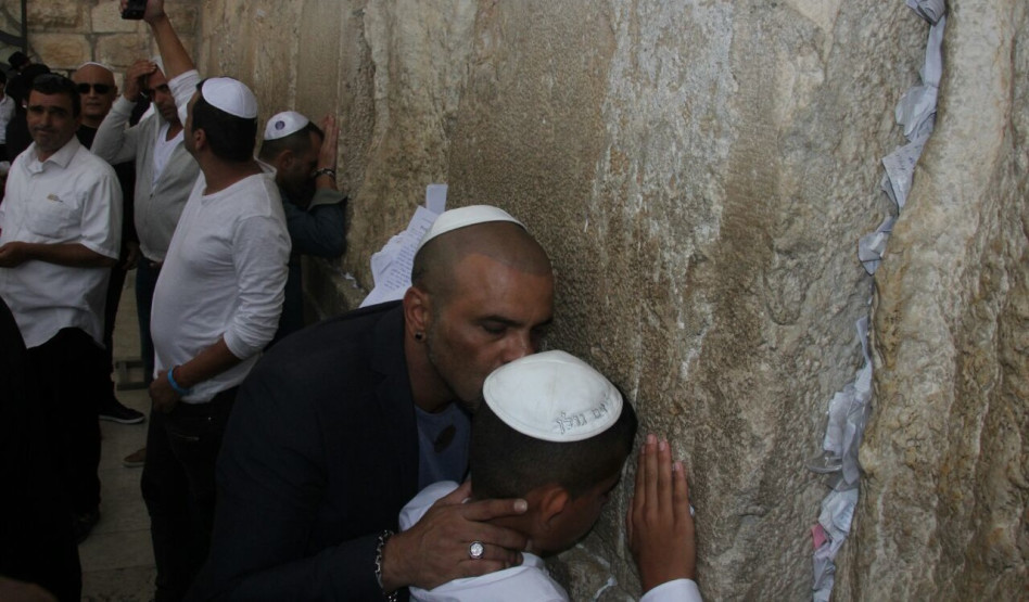 יש אבנים עם לב אדם! אייל וליאם גולן בכותל המערבי