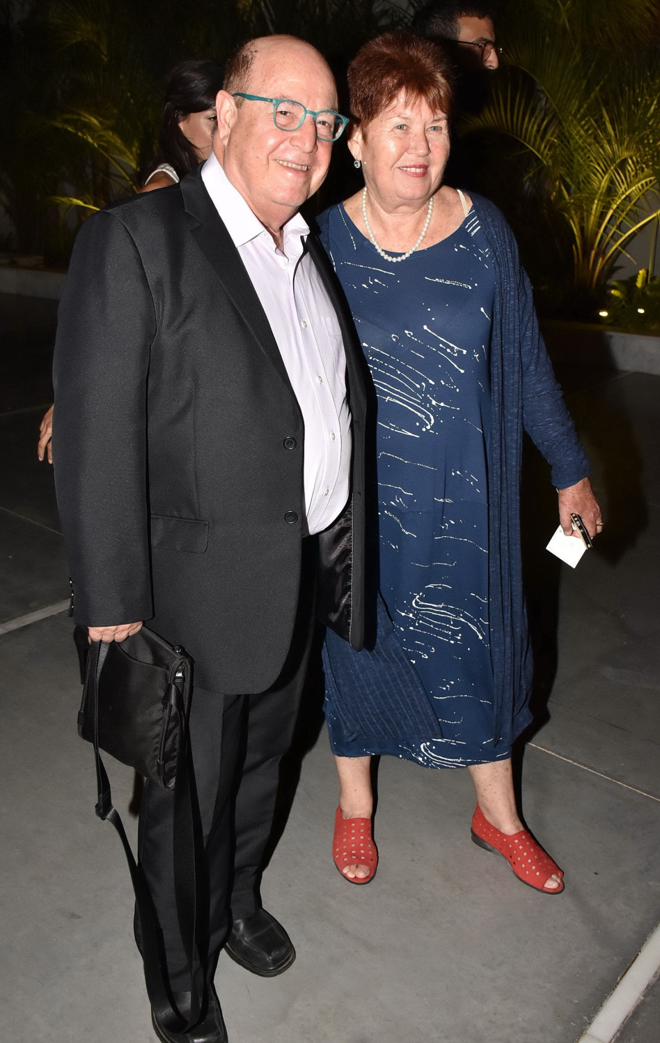 עדיין צוחק. טוביה צפיר ואשתו