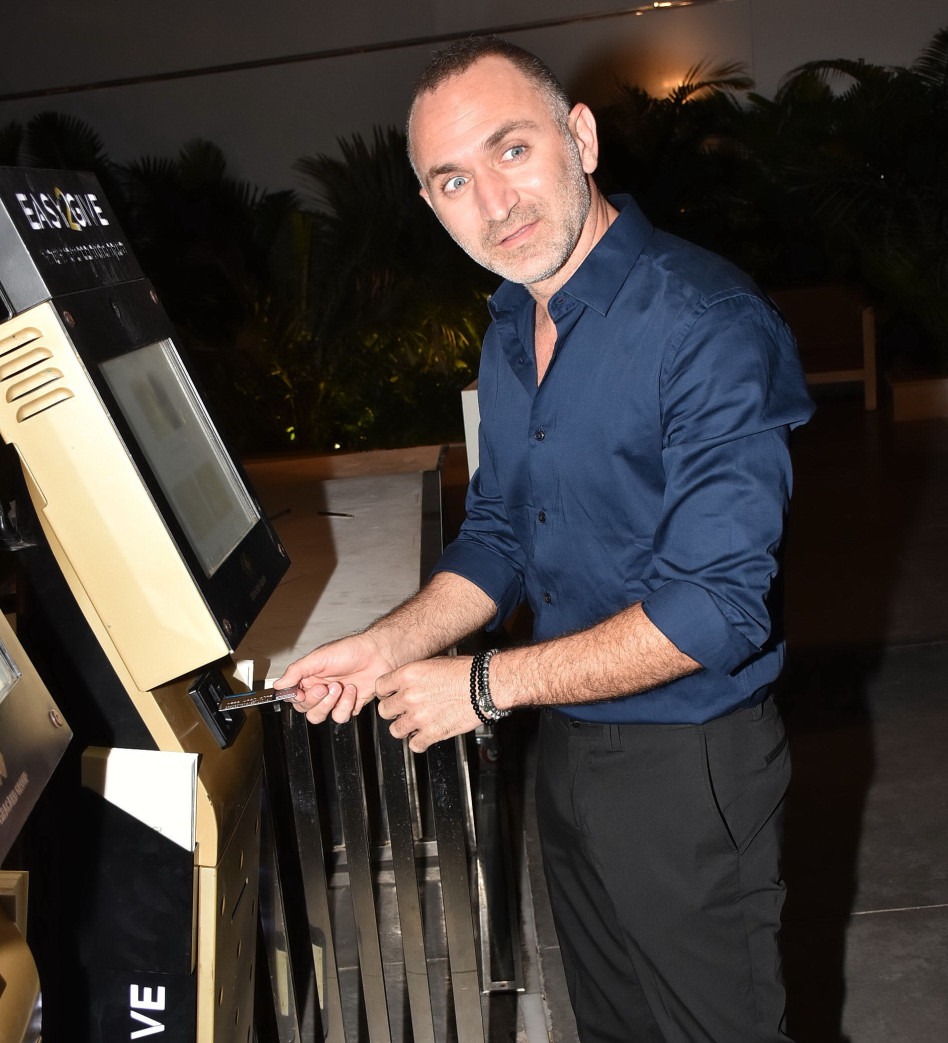 שלום מיכאלשווילי מתלבט אם המחאה או מתנה