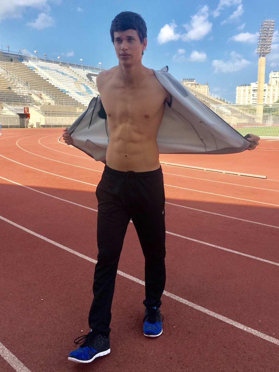 קצת חם לו. נועם דובינ'צ'יק (צילום: אביב אברמוב, יח"צ)