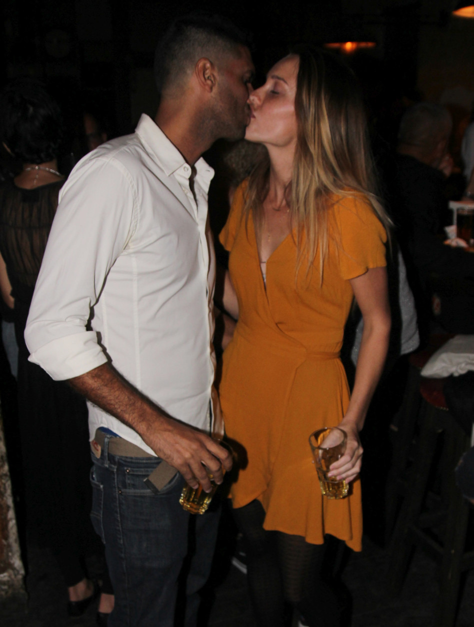 נשיקות. המאמן האישי יניב (גונדה) כתר מתרגל רומנטיקה