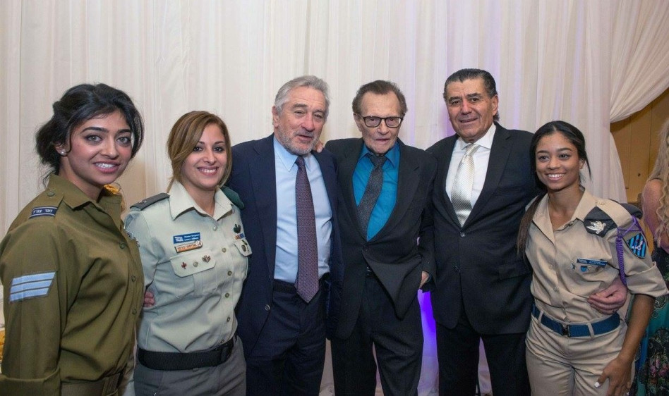 חיים סבן, לארי קינג, רוברט דה נירו וחיילות צה"ל (צילום: AJR Photography)